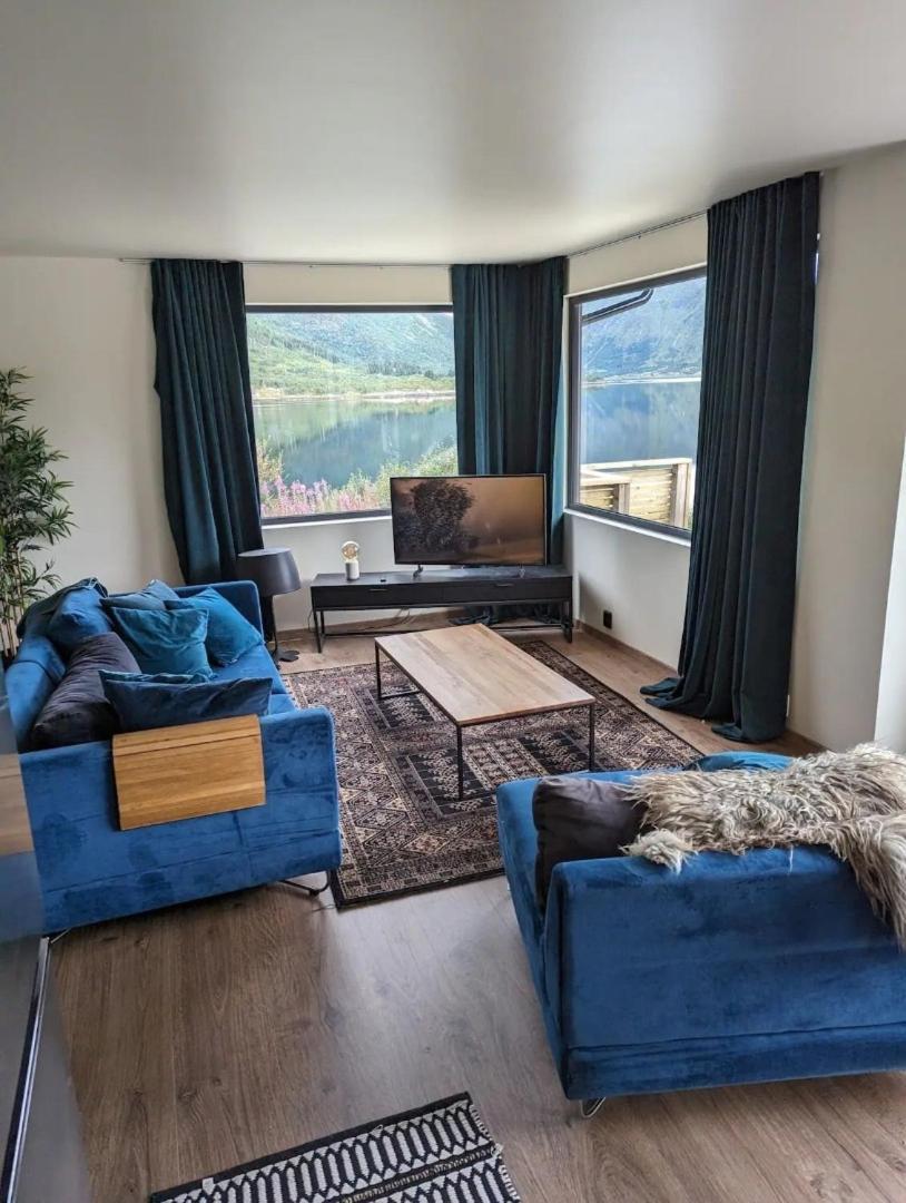 Nydelig Hytte Med Fantastisk Beliggenhet Ved Sjoen Villa Laupstad ภายนอก รูปภาพ