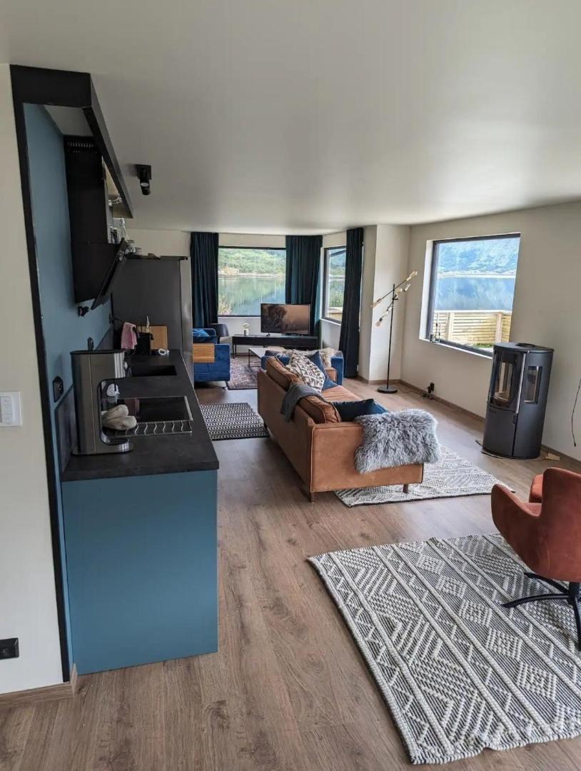 Nydelig Hytte Med Fantastisk Beliggenhet Ved Sjoen Villa Laupstad ภายนอก รูปภาพ