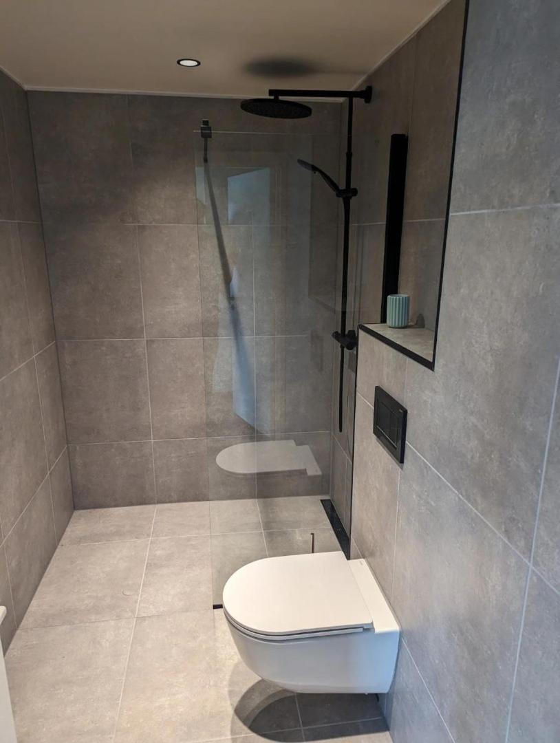 Nydelig Hytte Med Fantastisk Beliggenhet Ved Sjoen Villa Laupstad ภายนอก รูปภาพ
