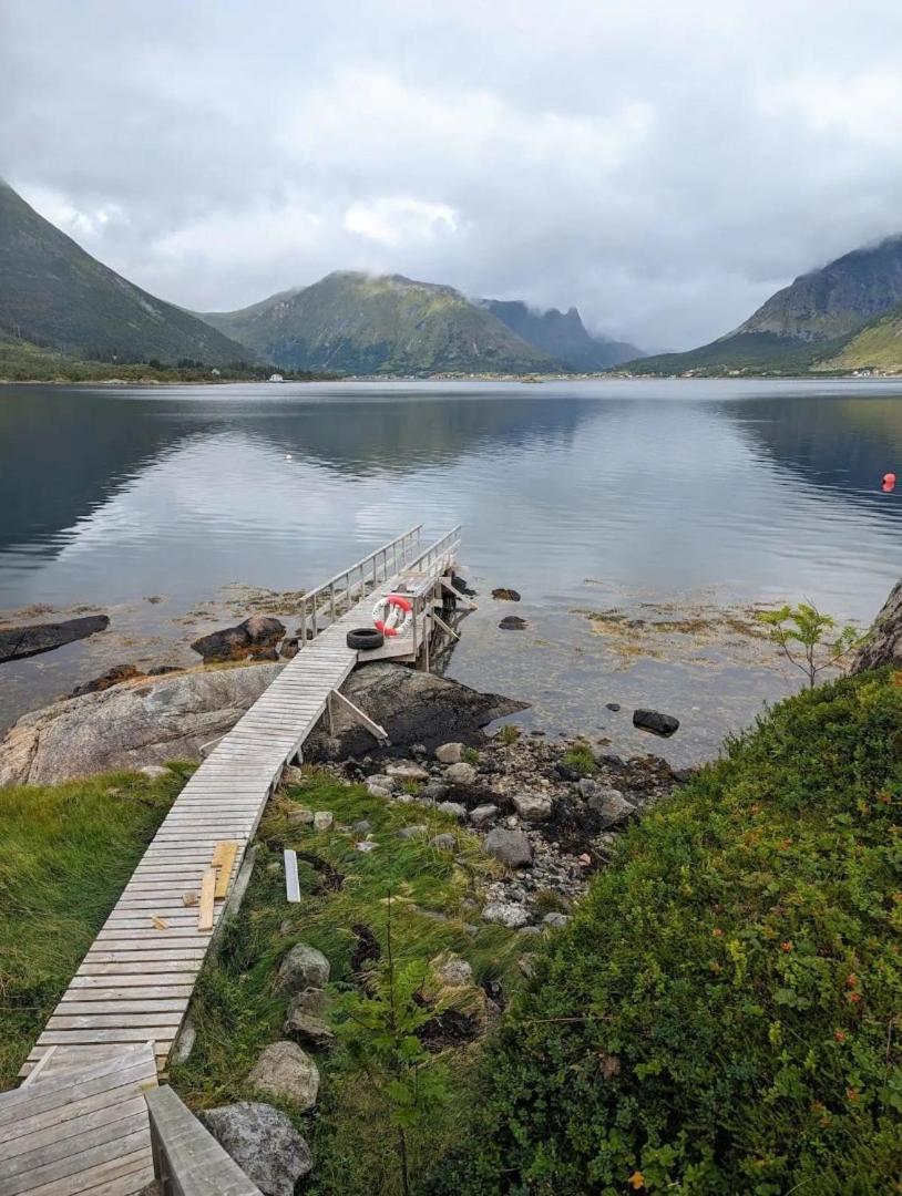 Nydelig Hytte Med Fantastisk Beliggenhet Ved Sjoen Villa Laupstad ภายนอก รูปภาพ