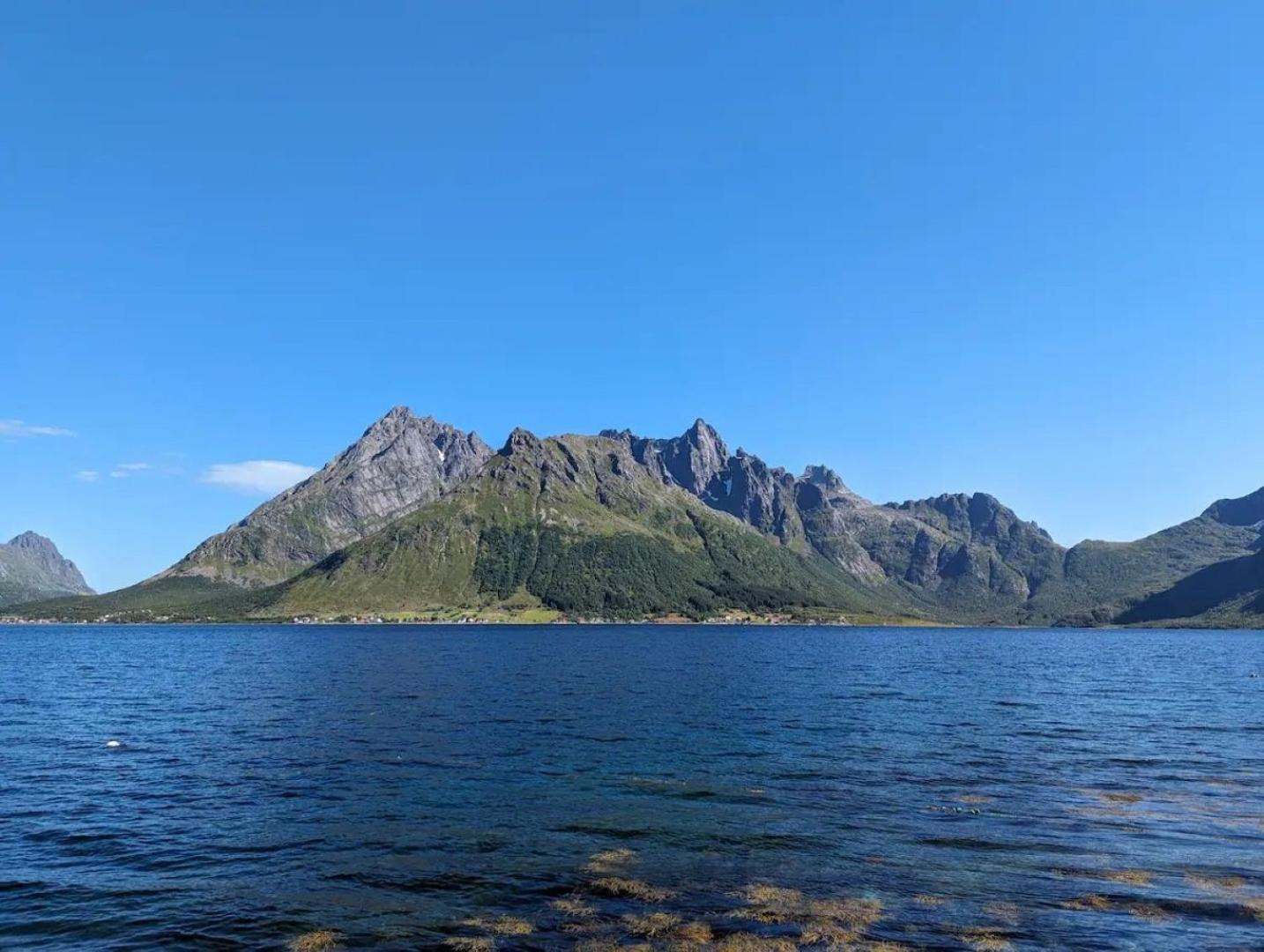 Nydelig Hytte Med Fantastisk Beliggenhet Ved Sjoen Villa Laupstad ภายนอก รูปภาพ