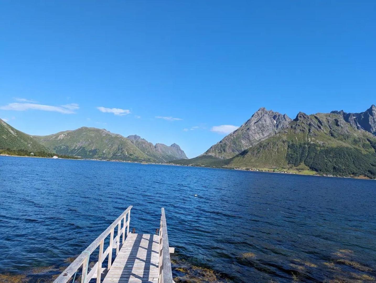 Nydelig Hytte Med Fantastisk Beliggenhet Ved Sjoen Villa Laupstad ภายนอก รูปภาพ