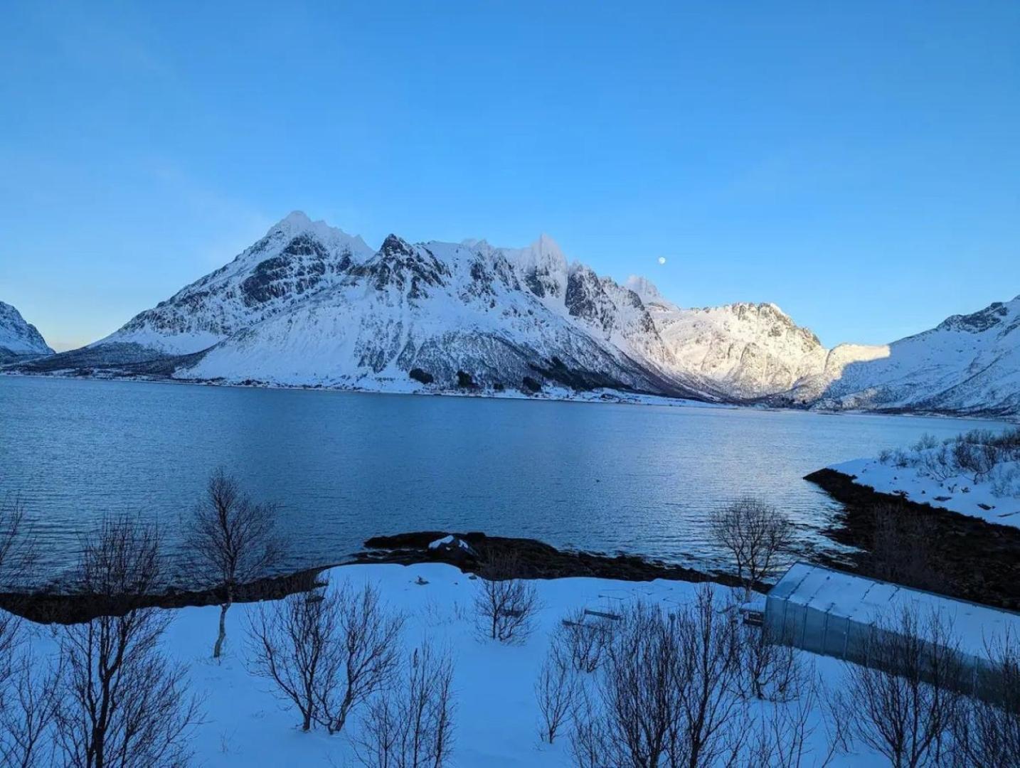Nydelig Hytte Med Fantastisk Beliggenhet Ved Sjoen Villa Laupstad ภายนอก รูปภาพ