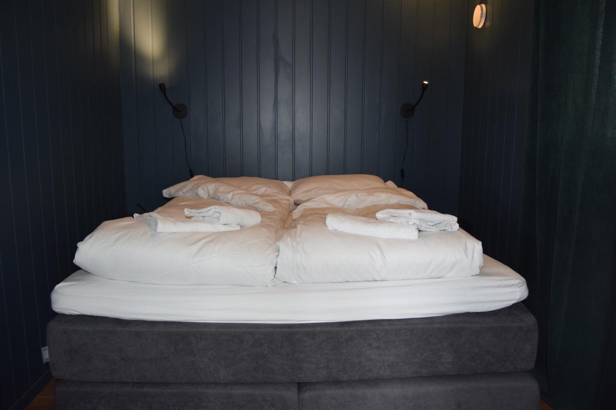 Nydelig Hytte Med Fantastisk Beliggenhet Ved Sjoen Villa Laupstad ภายนอก รูปภาพ