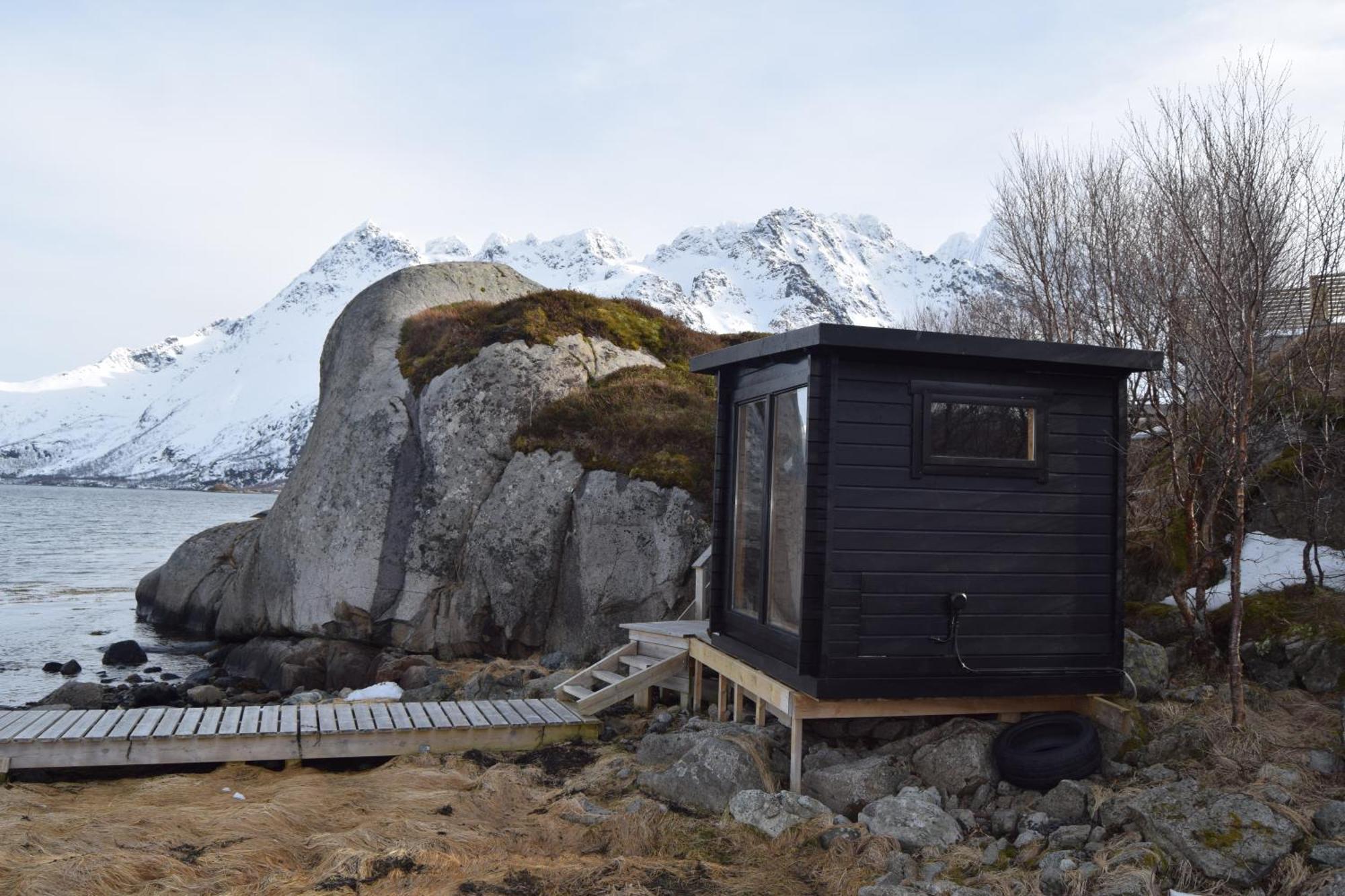 Nydelig Hytte Med Fantastisk Beliggenhet Ved Sjoen Villa Laupstad ภายนอก รูปภาพ