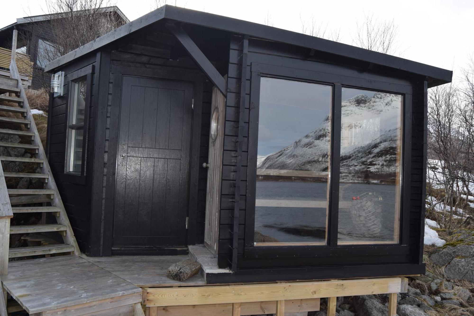 Nydelig Hytte Med Fantastisk Beliggenhet Ved Sjoen Villa Laupstad ภายนอก รูปภาพ